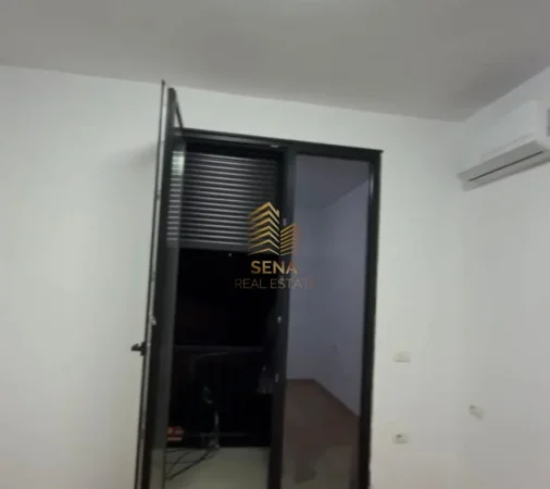 Tirane, jepet me qera ambjent biznesi Kati 2, 60 m² 550 € (Shkolla e Kuqe)