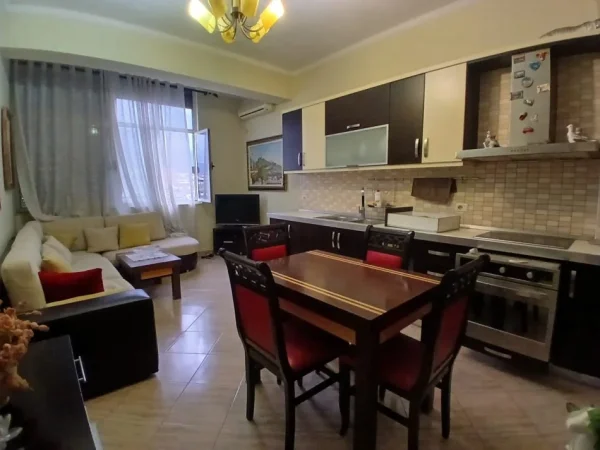 Tirane, jepet me qera apartament 2+1+Ballkon Kati 5, 105 m² 500 € 