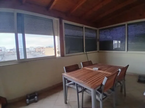 Tirane, jepet me qera apartament 2+1+Ballkon Kati 5, 105 m² 500 € 