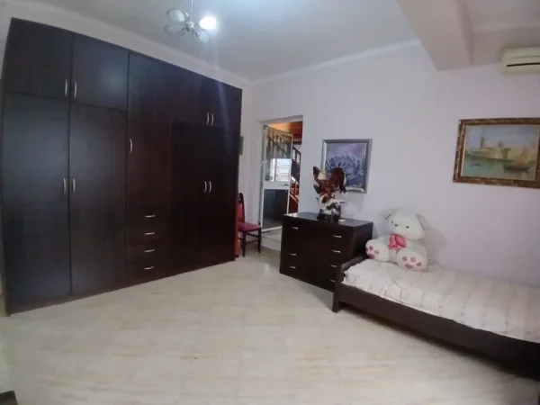 Tirane, jepet me qera apartament 2+1+Ballkon Kati 5, 105 m² 500 € 