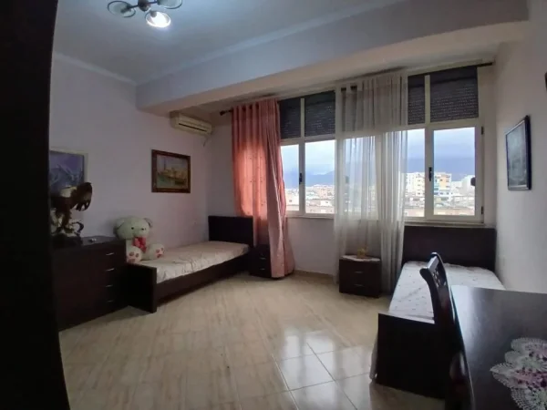 Tirane, jepet me qera apartament 2+1+Ballkon Kati 5, 105 m² 500 € 