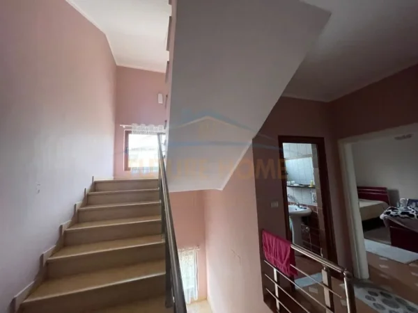 Tirane, shitet Vile 4+1+Aneks+Ballkon Kati 0, 400 m² 480.000 € 