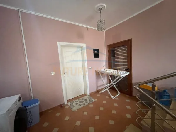 Tirane, shitet Vile 4+1+Aneks+Ballkon Kati 0, 400 m² 480.000 € 