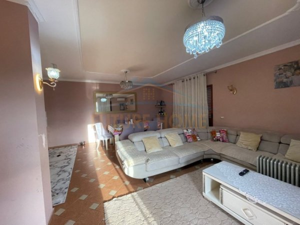 Tirane, shitet Vile 4+1+Aneks+Ballkon Kati 0, 400 m² 480.000 € 