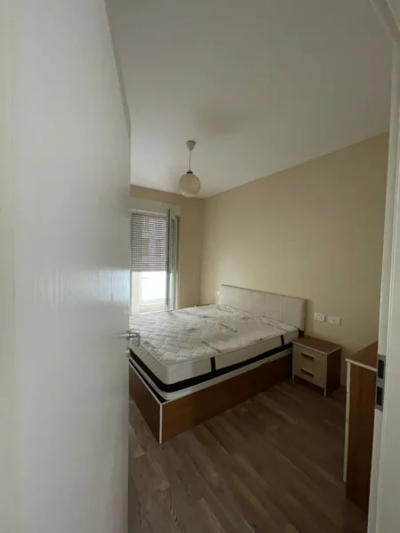 Tirane, jepet me qera apartament 1+1 , 500 € (Rruga Siri Kodra)