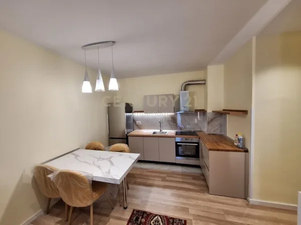 Tirane, jepet me qera apartament 2+1+Ballkon Kati 6, 94 m² 1.200 € (mine peza)