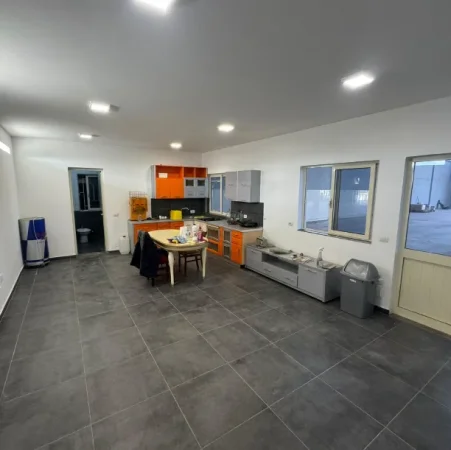 Tirane, jepet me qera magazine Kati 0, 1.125 m² 3.200 € (rinas)