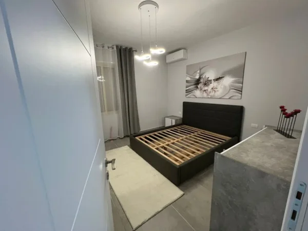 Tirane, jepet me qera apartament 1+1+Ballkon Kati 4, 76 m² 60.000 leke