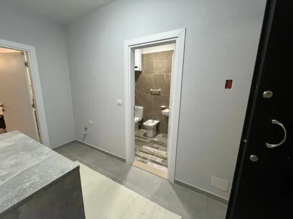 Tirane, jepet me qera apartament 1+1+Ballkon Kati 4, 76 m² 60.000 leke