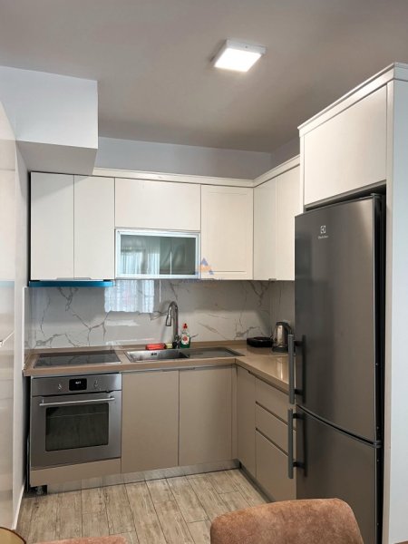 Tirane, jepet me qera apartament 1+1+Ballkon Kati 5, 70 m² 520 € 
