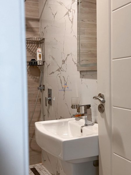 Tirane, jepet me qera apartament 1+1+Ballkon Kati 5, 70 m² 520 € 