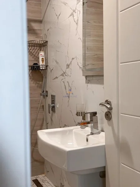 Tirane, jepet me qera apartament 1+1+Ballkon Kati 5, 70 m² 520 € 