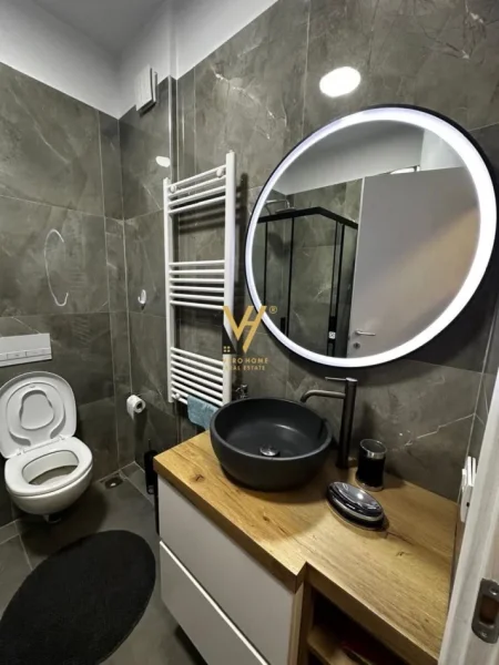 Tirane, jepet me qera apartament 1+1+Ballkon Kati 4, 54 m² 700 € (KOMUNA E PARISIT)