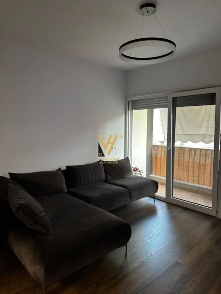 Tirane, jepet me qera apartament 1+1+Ballkon Kati 4, 54 m² 700 € (KOMUNA E PARISIT)