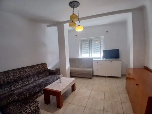 Tirane, jepet me qera apartament 3+1+Ballkon Kati 4, 130 m² 550 € 