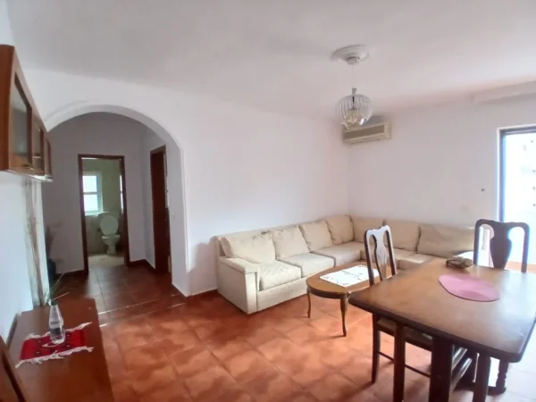 Tirane, jepet me qera apartament 3+1+Ballkon Kati 4, 130 m² 550 € 