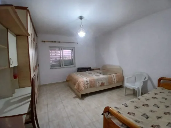 Tirane, jepet me qera apartament 3+1+Ballkon Kati 4, 130 m² 550 € 