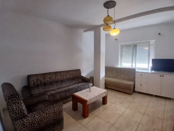 Tirane, jepet me qera apartament 3+1+Ballkon Kati 4, 130 m² 550 € 