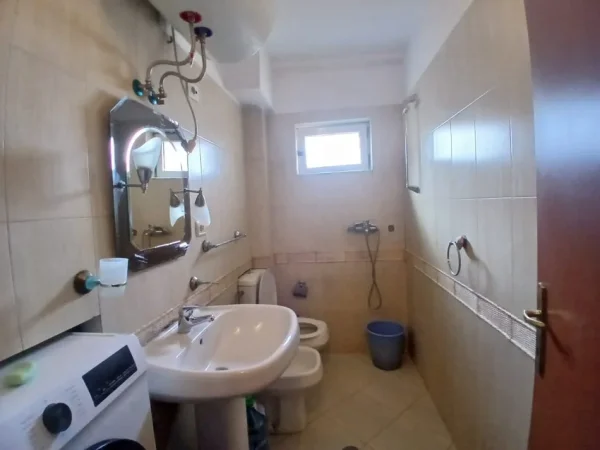 Tirane, jepet me qera apartament 3+1+Ballkon Kati 4, 130 m² 550 € 