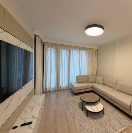Tirane, jepet me qera apartament 1+1 Kati 3, 77 m² 1.000 € (RRUGA E BARRIKADAVE)