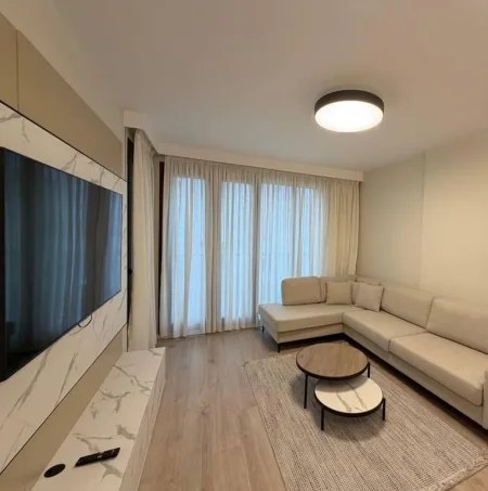 Tirane, jepet me qera apartament 1+1 Kati 3, 77 m² 1.000 € (RRUGA E BARRIKADAVE)