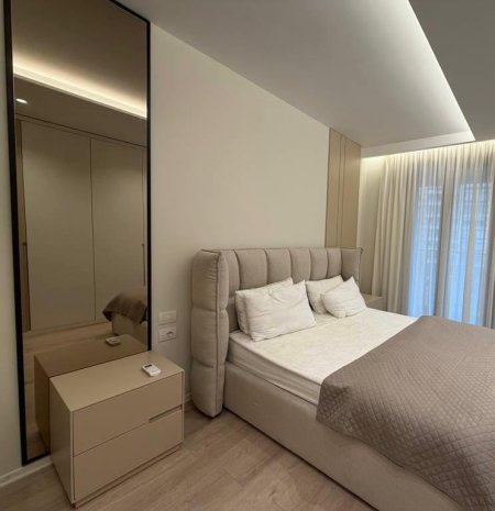 Tirane, jepet me qera apartament 1+1 Kati 3, 77 m² 1.000 € (RRUGA E BARRIKADAVE)