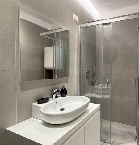 Tirane, jepet me qera apartament 1+1 Kati 3, 77 m² 1.000 € (RRUGA E BARRIKADAVE)