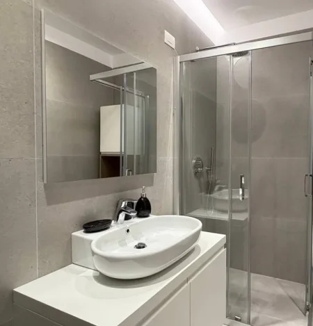 Tirane, jepet me qera apartament 1+1 Kati 3, 77 m² 1.000 € (RRUGA E BARRIKADAVE)