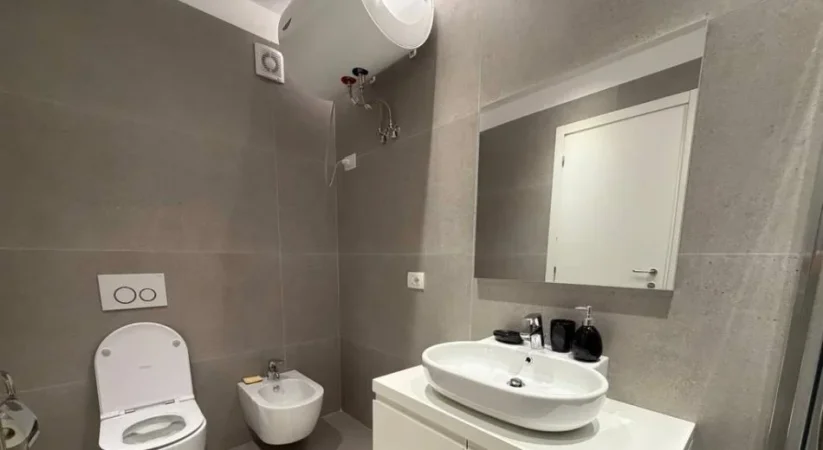 Tirane, jepet me qera apartament 1+1 Kati 3, 77 m² 1.000 € (RRUGA E BARRIKADAVE)