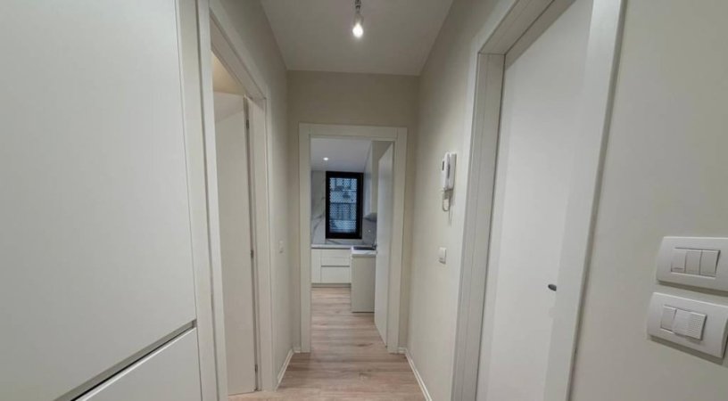 Tirane, jepet me qera apartament 1+1 Kati 3, 77 m² 1.000 € (RRUGA E BARRIKADAVE)