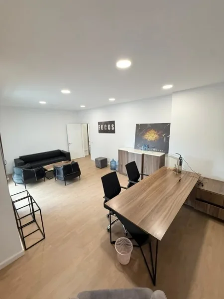 Tirane, jepet me qera zyre Kati 3, 180 m² 3.000 € (KOMPLEKSI DELIJORGJI)