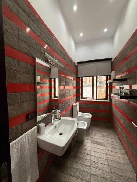 Tirane, jepet me qera apartament 2+1 Kati 4, 120 m² 1.200 € (QENDER)