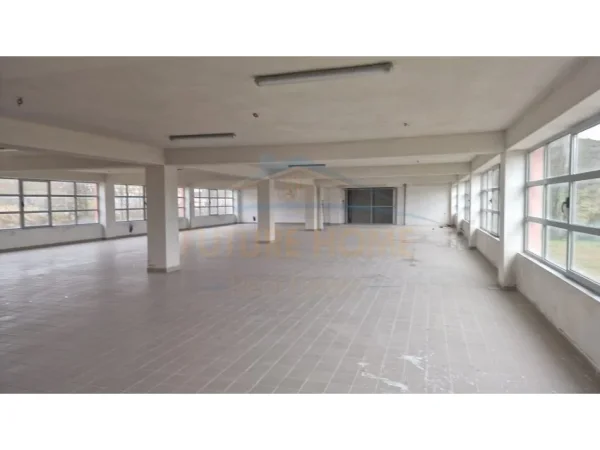 Tirane, jepet me qera ambjent biznesi Kati 0, 720 m² 2.200 € (Prush)