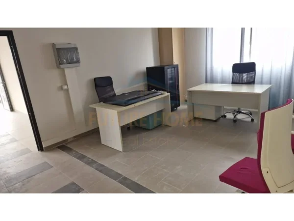 Tirane, jepet me qera ambjent biznesi Kati 0, 720 m² 2.200 € (Prush)