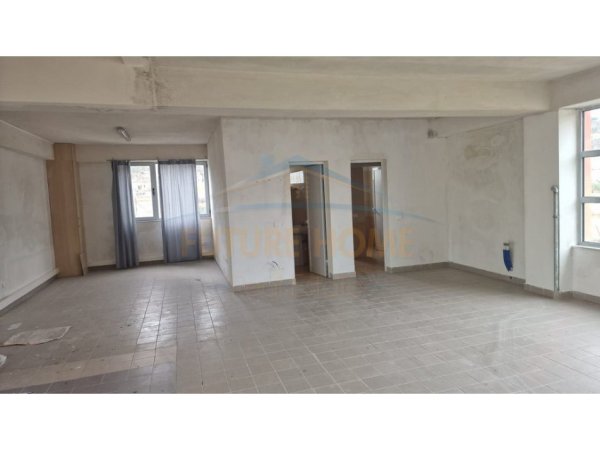 Tirane, jepet me qera ambjent biznesi Kati 0, 720 m² 2.200 € (Prush)
