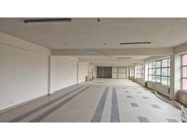 Tirane, jepet me qera ambjent biznesi Kati 0, 720 m² 2.200 € (Prush)