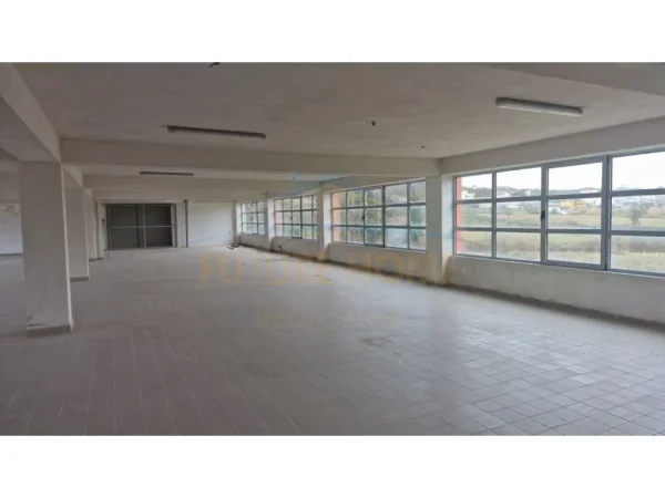 Tirane, jepet me qera ambjent biznesi Kati 0, 720 m² 2.200 € (Prush)