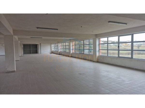 Tirane, jepet me qera ambjent biznesi Kati 0, 720 m² 2.200 € (Prush)