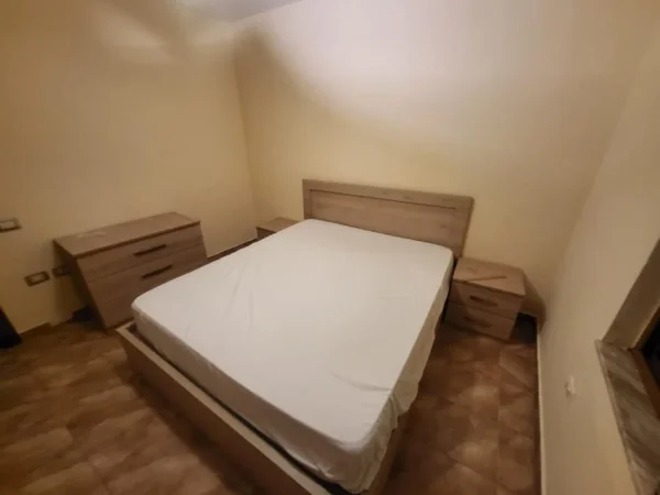 Tirane, jepet me qera apartament 2+1 Kati 2, 450 € (ali demi)