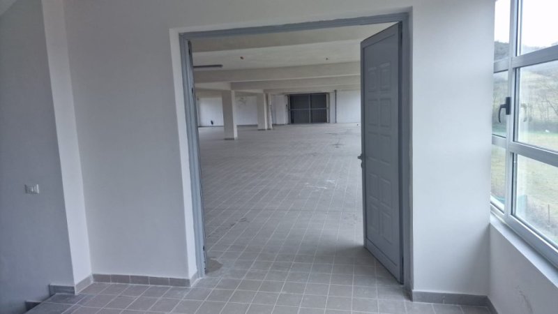 Tirane, jepet me qera magazine Kati 0, 720 m² 2.200 € (VAQARR)