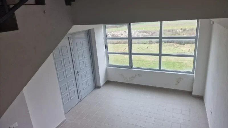 Tirane, jepet me qera magazine Kati 0, 720 m² 2.200 € (VAQARR)