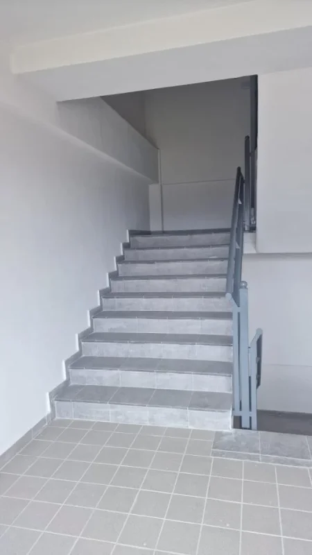 Tirane, jepet me qera magazine Kati 0, 720 m² 2.200 € (VAQARR)