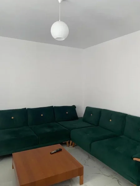 Tirane, jepet me qera apartament 1+1 Kati 1, 70 m² 500 € (Piceri Tirona tek Medreseja)