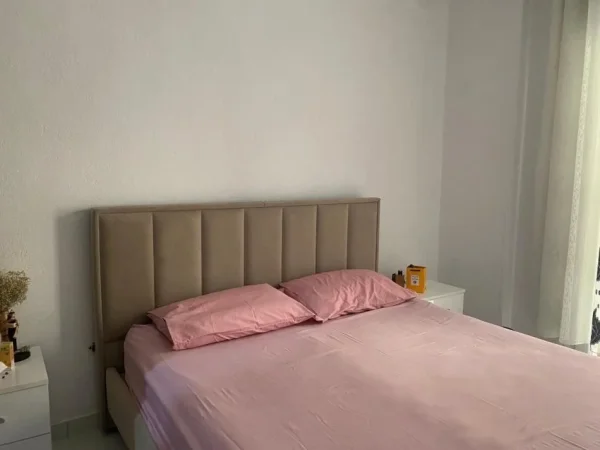 Tirane, jepet me qera apartament 1+1 Kati 1, 70 m² 500 € (Piceri Tirona tek Medreseja)