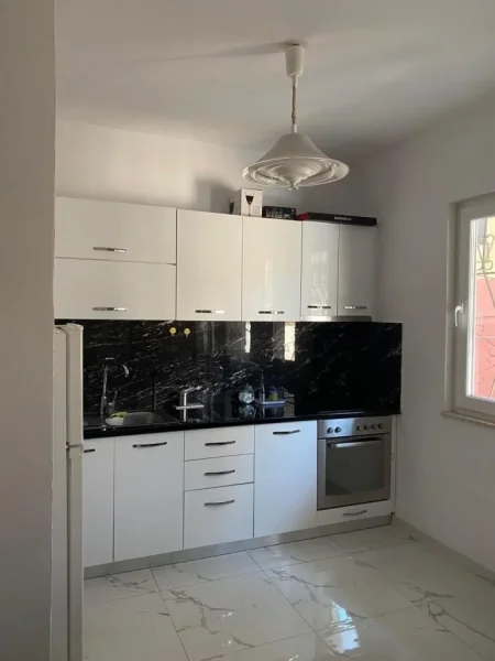 Tirane, jepet me qera apartament 1+1 Kati 1, 70 m² 500 € (Piceri Tirona tek Medreseja)
