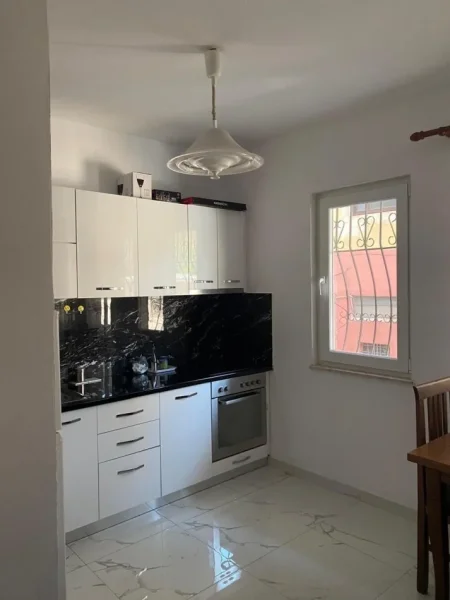 Tirane, jepet me qera apartament 1+1 Kati 1, 70 m² 500 € (Piceri Tirona tek Medreseja)