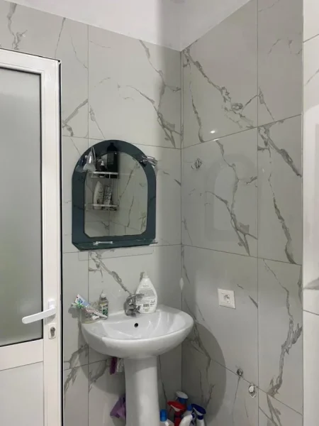 Tirane, jepet me qera apartament 1+1 Kati 1, 70 m² 500 € (Piceri Tirona tek Medreseja)