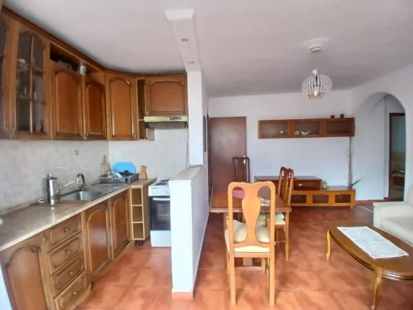 Tirane, jepet me qera apartament 3+1+Ballkon Kati 4, 130 m² 550 € 