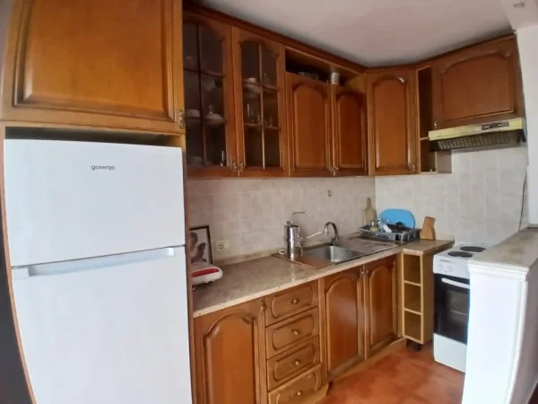 Tirane, jepet me qera apartament 3+1+Ballkon Kati 4, 130 m² 550 € 