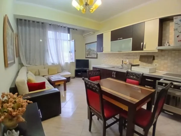 Tirane, jepet me qera apartament 2+1+Ballkon Kati 5, 105 m² 500 € 